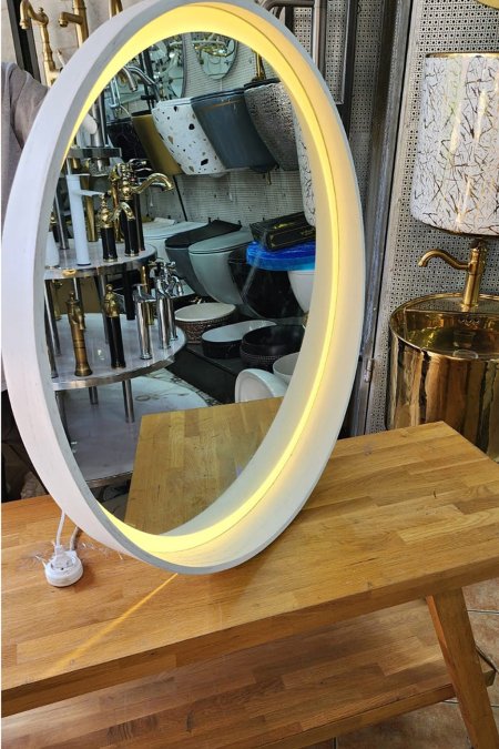 مرآة بيضاوية بإضاءة داخلية وإطار أبيض